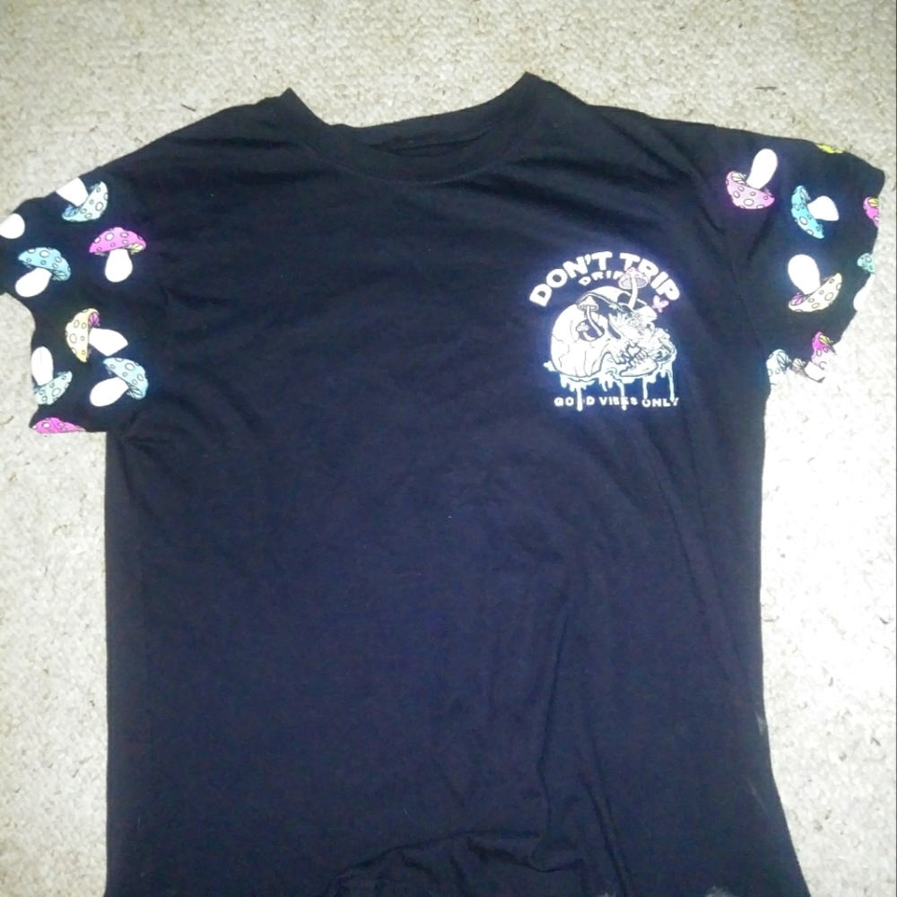 Weekend Warrior Men's graphic tee. Size L. Black